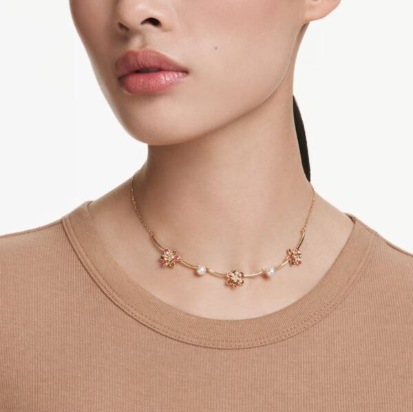 Idyllia necklace Crystal pearl, Mixed cuts, Flower, Multicoloured, Gold-tone plated - Image 2