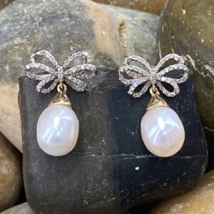 116-14380 DIAMOND BOW WITH PEARL DROP STUDS