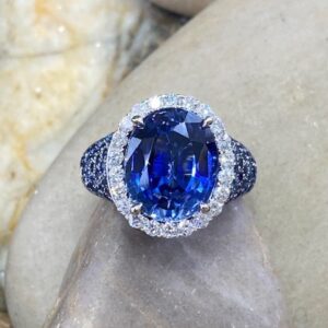 500-12205 SAPPHIRE & DIAMOND RING