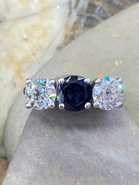 115-17488 SAPPHIRE & DIAMOND RING - Image 2
