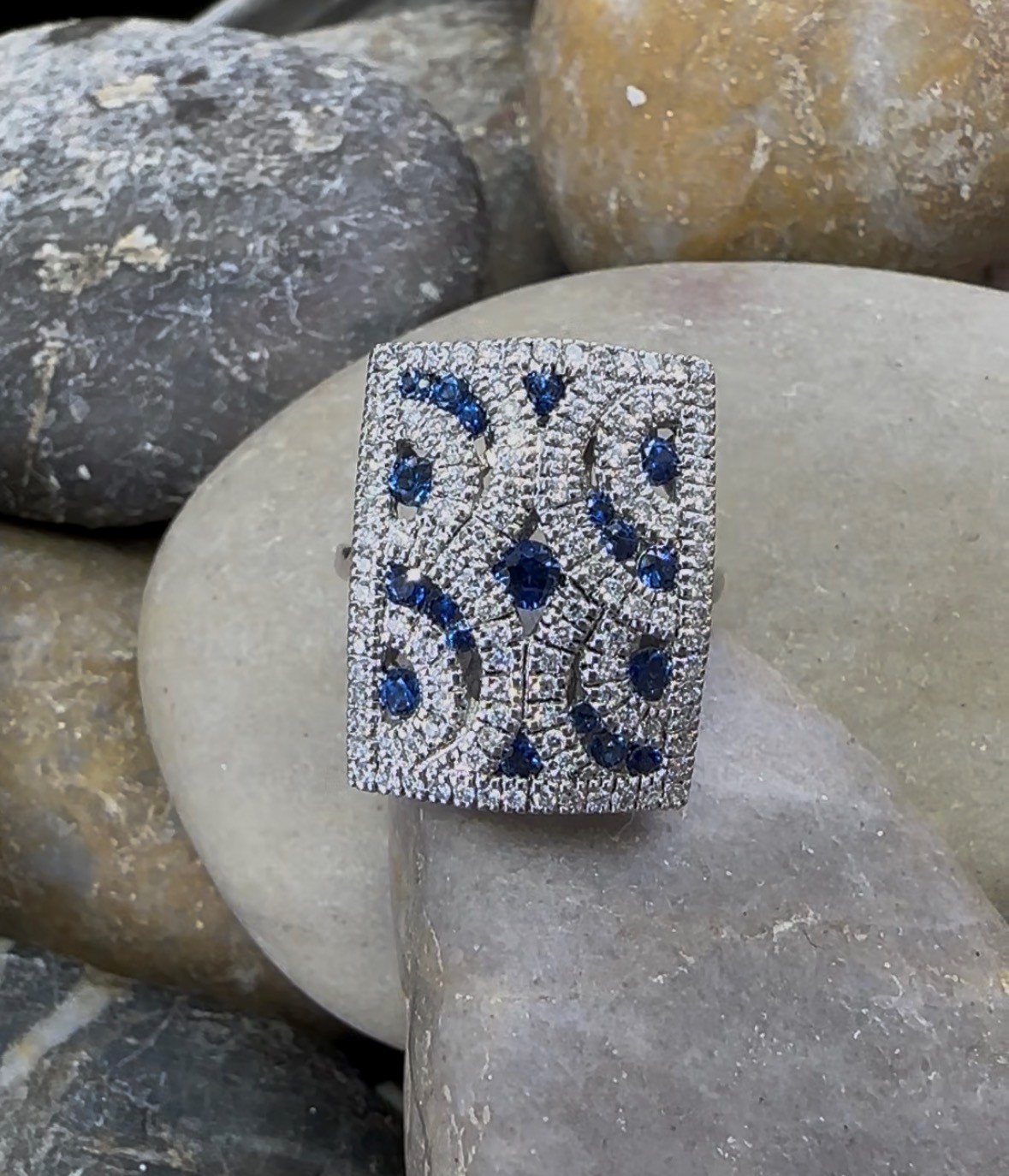 500-12143 SAPPHIRE & DIAMOND RING