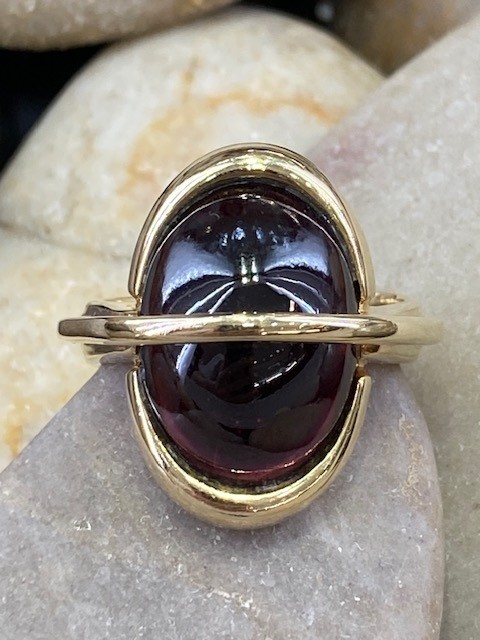 116-14643 GARNET CROSSOVER RING