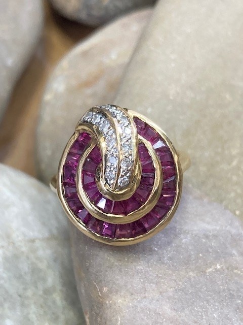 115-14614 RUBY CHAPEAU RING