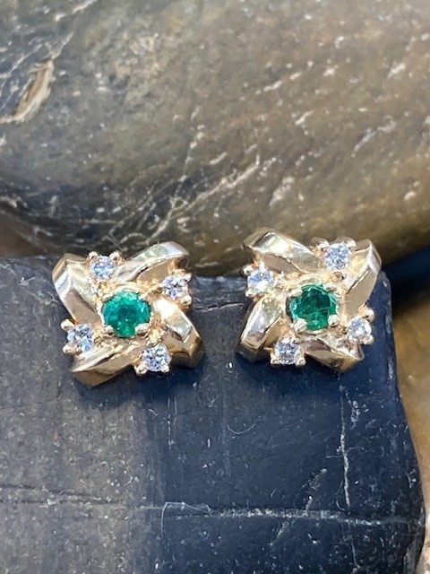 116-14955 EMERALD STUDS